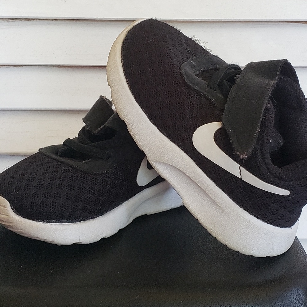 Tennis shoes